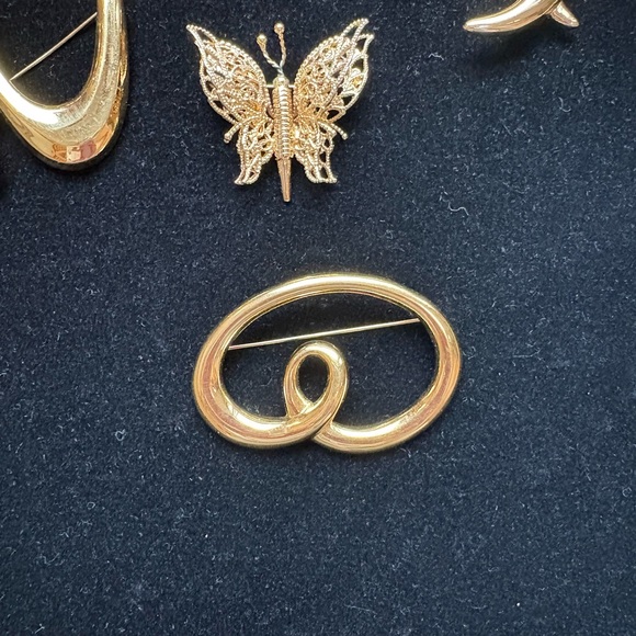 Monet Brooch Lot - Picture 4 of 7